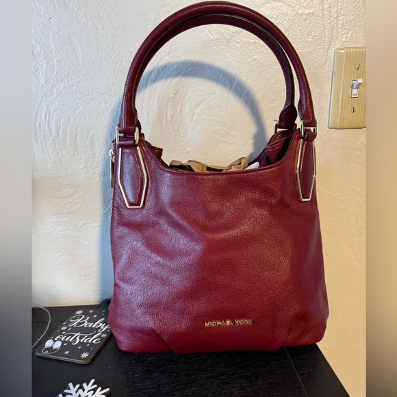 EUC Michael Kors Vanessa medium leather shoulder tote bag in a burgundy - Picture 3 of 17
